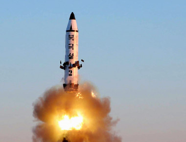 Η Βόρειος Κορέα εκτόξευσε τρεις νέους βαλλιστικούς πυραύλους αδιαφορώντας για την αντίδραση των ΗΠΑ